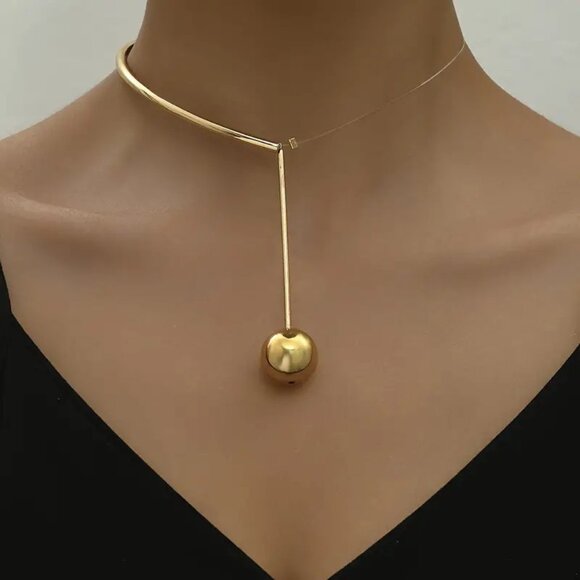 UNIQUE Circle Pendant Half Collar Necklace (GOLDEN) - Picture 1 of 3